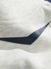 詳細画像: カラーブロックパッチと胸部ディテールの特写