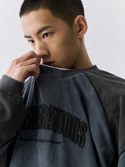 パネル切り替えラグランスウェット、胸元ロゴ入り