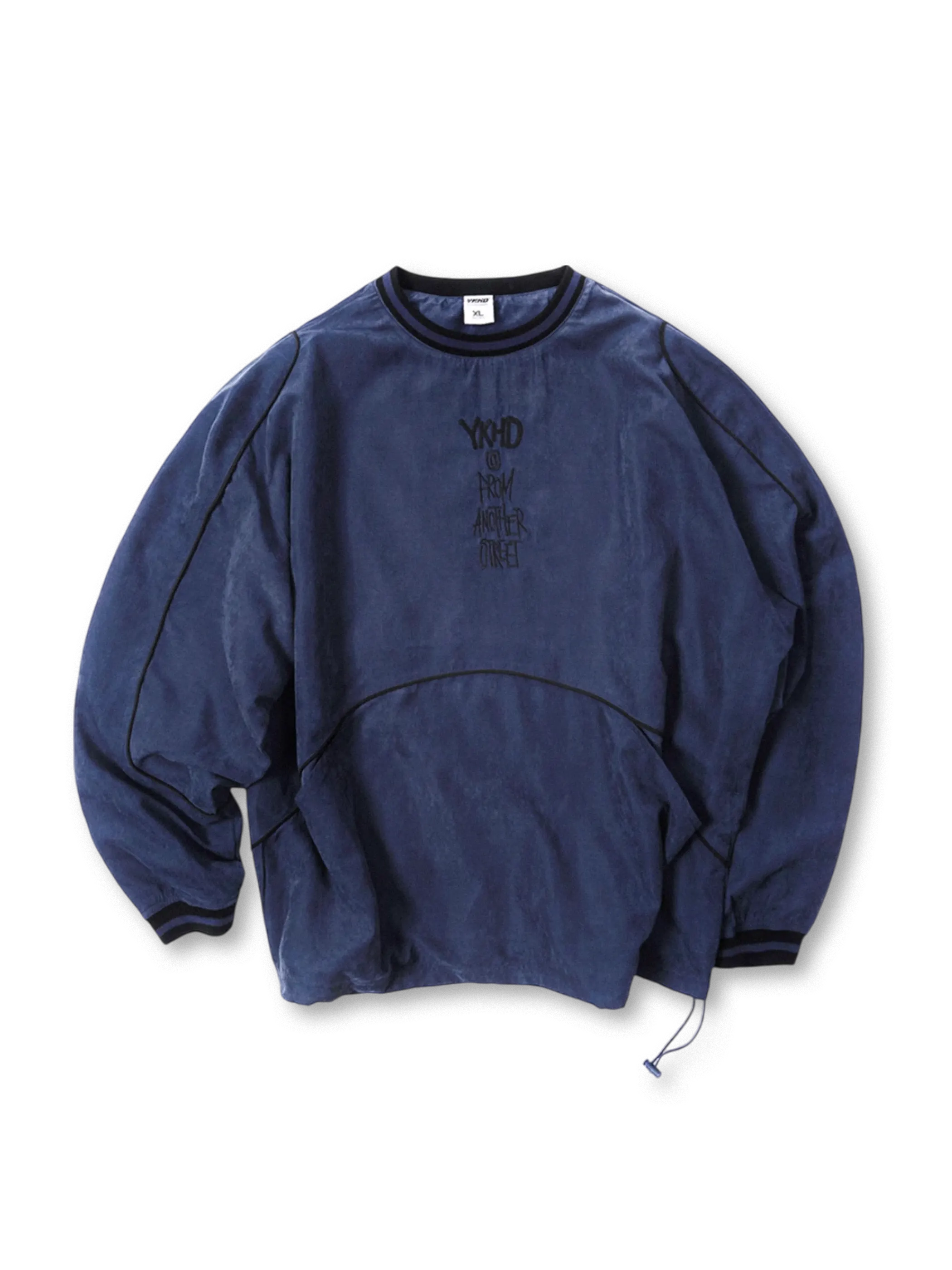 ネイビーの切り替えスウェット、胸元刺繍入り