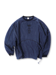 ネイビーの切り替えスウェット、胸元刺繍入り