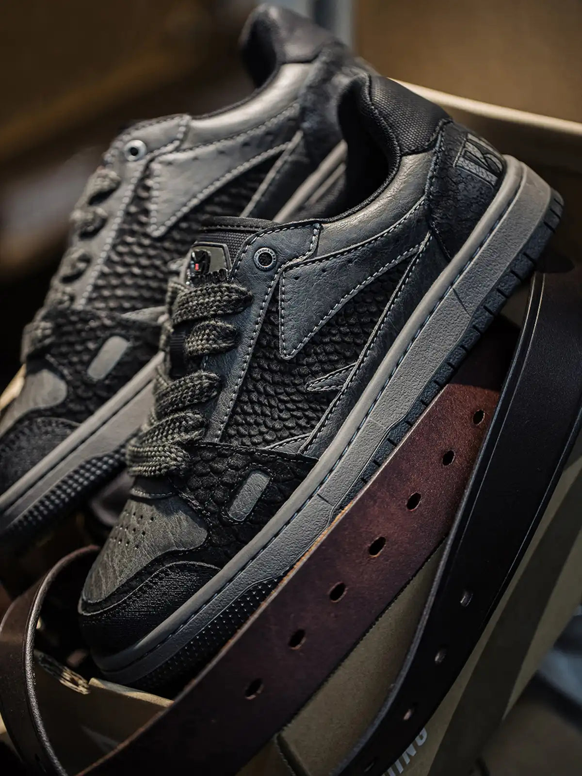 蛇鱗風の型押しアッパーを持つブラックマンバスニーカー