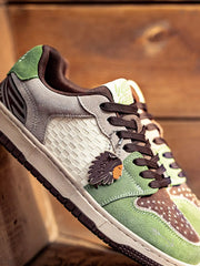 森林系カラーのローカットスニーカー、インディアンモチーフ付き