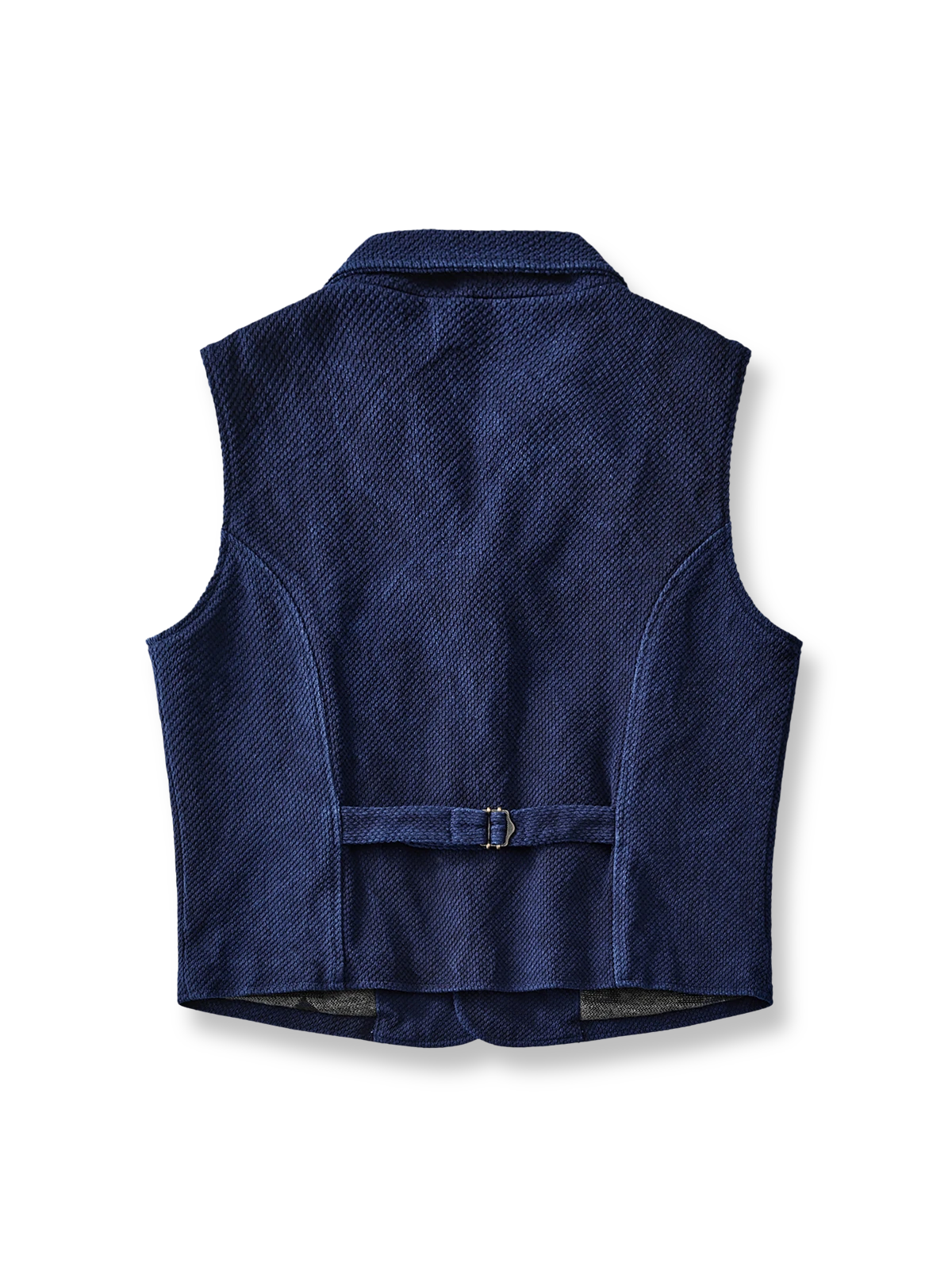 製品画像:
藍染刺子技法と現代的カットが融合した厚手ベスト。深みのあるクラシックなブルーと高品質な素材で作られ、秋冬シーズンにぴったり。
詳細画像:
600gの剣道着刺子生地を使用し、インディゴ染め技術で表現されたクラシックなブルー。実用性とレトロ感を兼ね備えた三つのポケットが便利なデザイン。