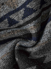 製品画像:
藍染刺子技法と現代的カットが融合した厚手ベスト。深みのあるクラシックなブルーと高品質な素材で作られ、秋冬シーズンにぴったり。
詳細画像:
600gの剣道着刺子生地を使用し、インディゴ染め技術で表現されたクラシックなブルー。実用性とレトロ感を兼ね備えた三つのポケットが便利なデザイン。