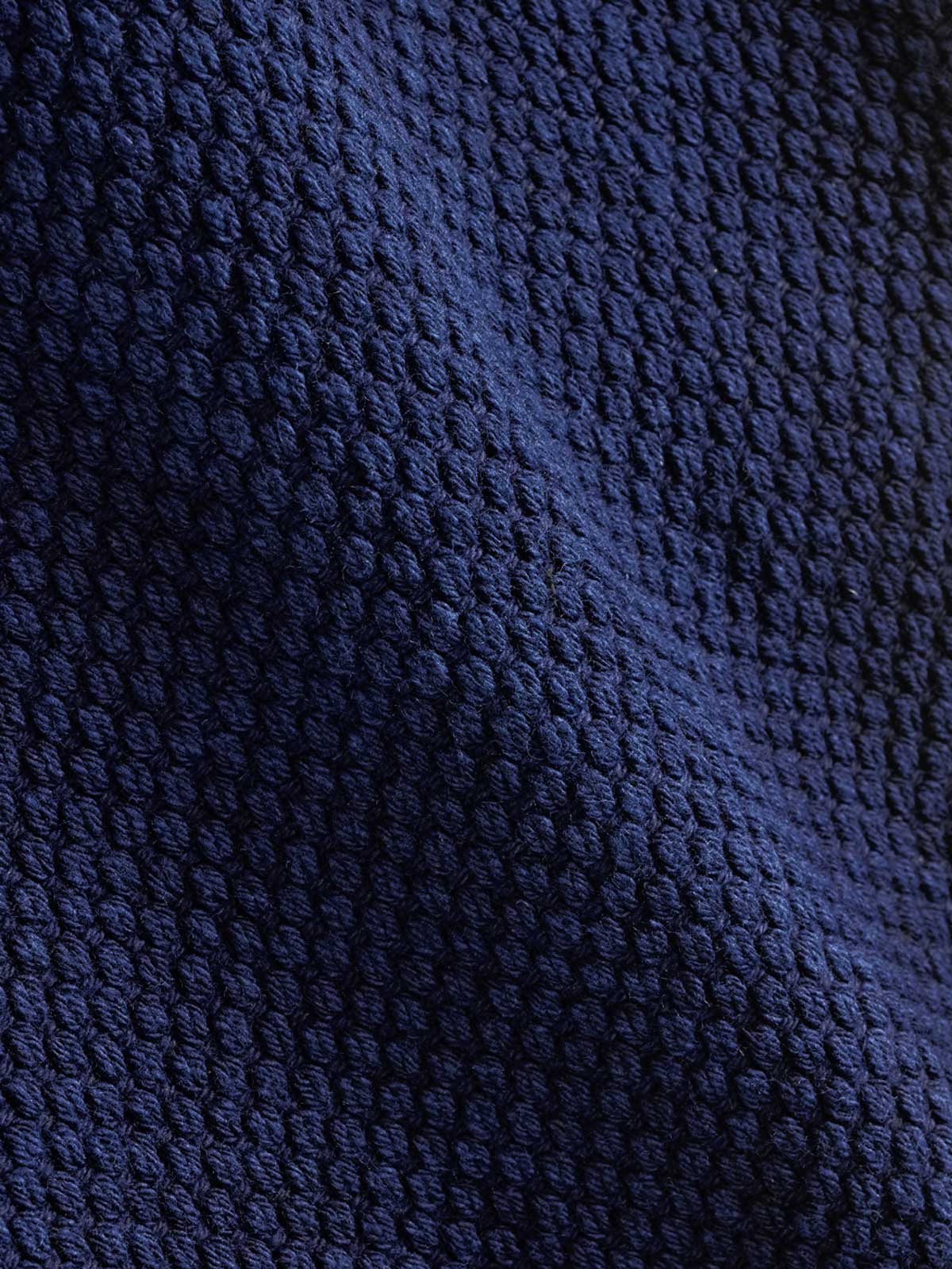 製品画像:
藍染刺子技法と現代的カットが融合した厚手ベスト。深みのあるクラシックなブルーと高品質な素材で作られ、秋冬シーズンにぴったり。
詳細画像:
600gの剣道着刺子生地を使用し、インディゴ染め技術で表現されたクラシックなブルー。実用性とレトロ感を兼ね備えた三つのポケットが便利なデザイン。