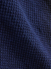 製品画像:
藍染刺子技法と現代的カットが融合した厚手ベスト。深みのあるクラシックなブルーと高品質な素材で作られ、秋冬シーズンにぴったり。
詳細画像:
600gの剣道着刺子生地を使用し、インディゴ染め技術で表現されたクラシックなブルー。実用性とレトロ感を兼ね備えた三つのポケットが便利なデザイン。