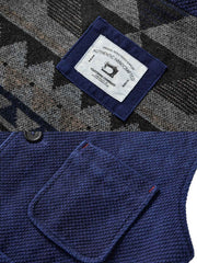 製品画像:
藍染刺子技法と現代的カットが融合した厚手ベスト。深みのあるクラシックなブルーと高品質な素材で作られ、秋冬シーズンにぴったり。
詳細画像:
600gの剣道着刺子生地を使用し、インディゴ染め技術で表現されたクラシックなブルー。実用性とレトロ感を兼ね備えた三つのポケットが便利なデザイン。