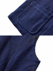 製品画像:
藍染刺子技法と現代的カットが融合した厚手ベスト。深みのあるクラシックなブルーと高品質な素材で作られ、秋冬シーズンにぴったり。
詳細画像:
600gの剣道着刺子生地を使用し、インディゴ染め技術で表現されたクラシックなブルー。実用性とレトロ感を兼ね備えた三つのポケットが便利なデザイン。