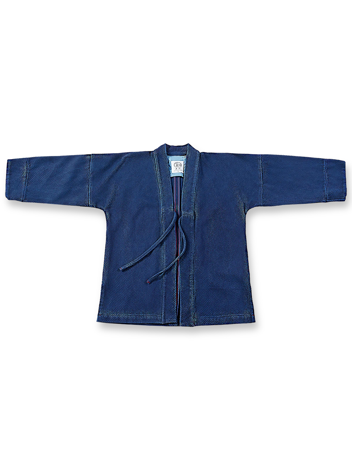 製品画像
伝統的な植物藍染め技法で染め上げられたヘビーウェイトはんてん。しっかりとした粒感のある定織り生地を使用し、耐摩耗性に優れたヴィンテージ感漂うデザイン。インディゴブルーの美しいグラデーション効果が、藍染愛好者に支持される、実用性とデザイン性を兼ね備えたアイテム。
詳細画像
15オンスのヘビーウェイト定織り生地を使用したこのはんてんは、耐摩耗性が高く、しっかりとした粒感が特徴。伝統的な藍染め技法で染め上げたインディゴブルーは、18回の手作業で染め上げられ、5日から7日をかけて色合いが豊かに仕上げられています。ヴィンテージ感あふれる質感が特徴の一品。