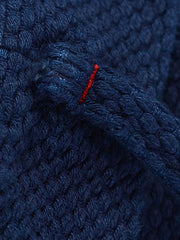 製品画像
伝統的な植物藍染め技法で染め上げられたヘビーウェイトはんてん。しっかりとした粒感のある定織り生地を使用し、耐摩耗性に優れたヴィンテージ感漂うデザイン。インディゴブルーの美しいグラデーション効果が、藍染愛好者に支持される、実用性とデザイン性を兼ね備えたアイテム。
詳細画像
15オンスのヘビーウェイト定織り生地を使用したこのはんてんは、耐摩耗性が高く、しっかりとした粒感が特徴。伝統的な藍染め技法で染め上げたインディゴブルーは、18回の手作業で染め上げられ、5日から7日をかけて色合いが豊かに仕上げられています。ヴィンテージ感あふれる質感が特徴の一品。