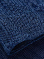 製品画像
伝統的な植物藍染め技法で染め上げられたヘビーウェイトはんてん。しっかりとした粒感のある定織り生地を使用し、耐摩耗性に優れたヴィンテージ感漂うデザイン。インディゴブルーの美しいグラデーション効果が、藍染愛好者に支持される、実用性とデザイン性を兼ね備えたアイテム。
詳細画像
15オンスのヘビーウェイト定織り生地を使用したこのはんてんは、耐摩耗性が高く、しっかりとした粒感が特徴。伝統的な藍染め技法で染め上げたインディゴブルーは、18回の手作業で染め上げられ、5日から7日をかけて色合いが豊かに仕上げられています。ヴィンテージ感あふれる質感が特徴の一品。