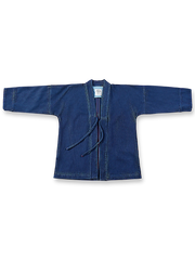 製品画像
伝統的な植物藍染め技法で染め上げられたヘビーウェイトはんてん。しっかりとした粒感のある定織り生地を使用し、耐摩耗性に優れたヴィンテージ感漂うデザイン。インディゴブルーの美しいグラデーション効果が、藍染愛好者に支持される、実用性とデザイン性を兼ね備えたアイテム。
詳細画像
15オンスのヘビーウェイト定織り生地を使用したこのはんてんは、耐摩耗性が高く、しっかりとした粒感が特徴。伝統的な藍染め技法で染め上げたインディゴブルーは、18回の手作業で染め上げられ、5日から7日をかけて色合いが豊かに仕上げられています。ヴィンテージ感あふれる質感が特徴の一品。