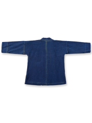 製品画像
伝統的な植物藍染め技法で染め上げられたヘビーウェイトはんてん。しっかりとした粒感のある定織り生地を使用し、耐摩耗性に優れたヴィンテージ感漂うデザイン。インディゴブルーの美しいグラデーション効果が、藍染愛好者に支持される、実用性とデザイン性を兼ね備えたアイテム。
詳細画像
15オンスのヘビーウェイト定織り生地を使用したこのはんてんは、耐摩耗性が高く、しっかりとした粒感が特徴。伝統的な藍染め技法で染め上げたインディゴブルーは、18回の手作業で染め上げられ、5日から7日をかけて色合いが豊かに仕上げられています。ヴィンテージ感あふれる質感が特徴の一品。