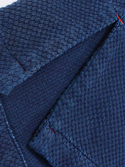 製品画像
伝統的な植物藍染め技法で染め上げられたヘビーウェイトはんてん。しっかりとした粒感のある定織り生地を使用し、耐摩耗性に優れたヴィンテージ感漂うデザイン。インディゴブルーの美しいグラデーション効果が、藍染愛好者に支持される、実用性とデザイン性を兼ね備えたアイテム。
詳細画像
15オンスのヘビーウェイト定織り生地を使用したこのはんてんは、耐摩耗性が高く、しっかりとした粒感が特徴。伝統的な藍染め技法で染め上げたインディゴブルーは、18回の手作業で染め上げられ、5日から7日をかけて色合いが豊かに仕上げられています。ヴィンテージ感あふれる質感が特徴の一品。