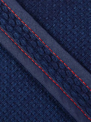 製品画像
伝統的な植物藍染め技法で染め上げられたヘビーウェイトはんてん。しっかりとした粒感のある定織り生地を使用し、耐摩耗性に優れたヴィンテージ感漂うデザイン。インディゴブルーの美しいグラデーション効果が、藍染愛好者に支持される、実用性とデザイン性を兼ね備えたアイテム。
詳細画像
15オンスのヘビーウェイト定織り生地を使用したこのはんてんは、耐摩耗性が高く、しっかりとした粒感が特徴。伝統的な藍染め技法で染め上げたインディゴブルーは、18回の手作業で染め上げられ、5日から7日をかけて色合いが豊かに仕上げられています。ヴィンテージ感あふれる質感が特徴の一品。