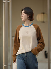 モデル画像: モデルが着用した配色ラグランスリーブスリム長袖Tシャツ