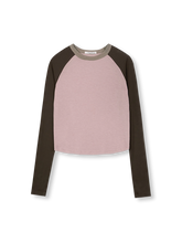 製品画像: 薄霧ピンク配色ラグランスリーブスリムフィットTシャツの全身展示図。