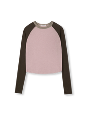 製品画像: 薄霧ピンク配色ラグランスリーブスリムフィットTシャツの全身展示図。