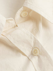 詳細画像: シャツの前面ダブルパッチポケットとボタンフロントのディテール