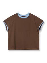 製品画像: ブラウンのショートスリーブTシャツ全体図、レトロな配色デザインが際立つ。
