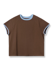 製品画像: ブラウンのショートスリーブTシャツ全体図、レトロな配色デザインが際立つ。