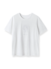 製品画像: 刺繍花柄ショートスリーブTシャツ正面図