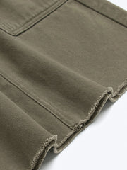 詳細画像: ヴィンテージブラウンワークポケットデニムミニスカートの細部図。ワークポケットとフリンジカットを展示。