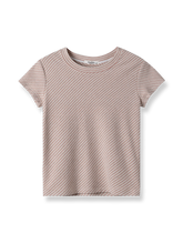 製品画像: ピンクストライプショルダーショートスリーブTシャツの全身展示図。