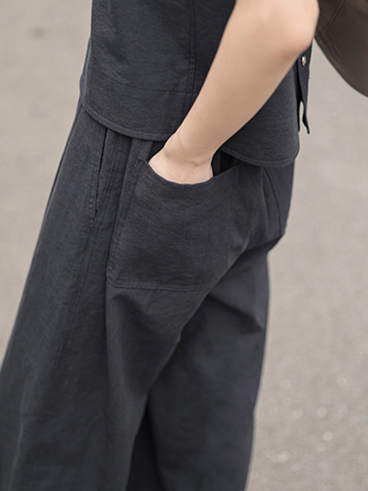 モデル画像: モデルが着用したワイドシルエット通勤カジュアルパンツ
