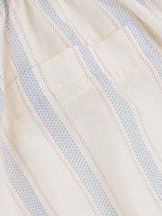 詳細画像: ストライプセットアップの詳細図。ピークドラペルデザインとワイドレッグショートパンツのゴムウエストデザインを展示。