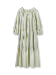 製品画像: 清新なミルクグリーンのパフスリーブドレスの全身展示図。