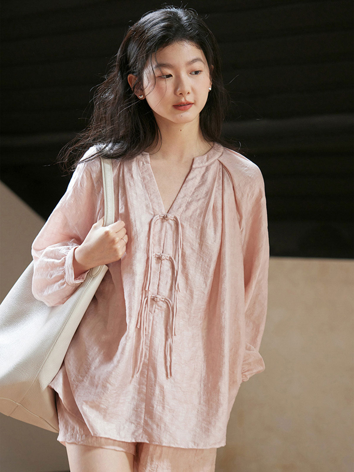 モデル画像: モデルがテンセルセットアップを着用している様子。