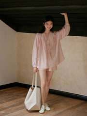 モデル画像: モデルがテンセルセットアップを着用している様子。