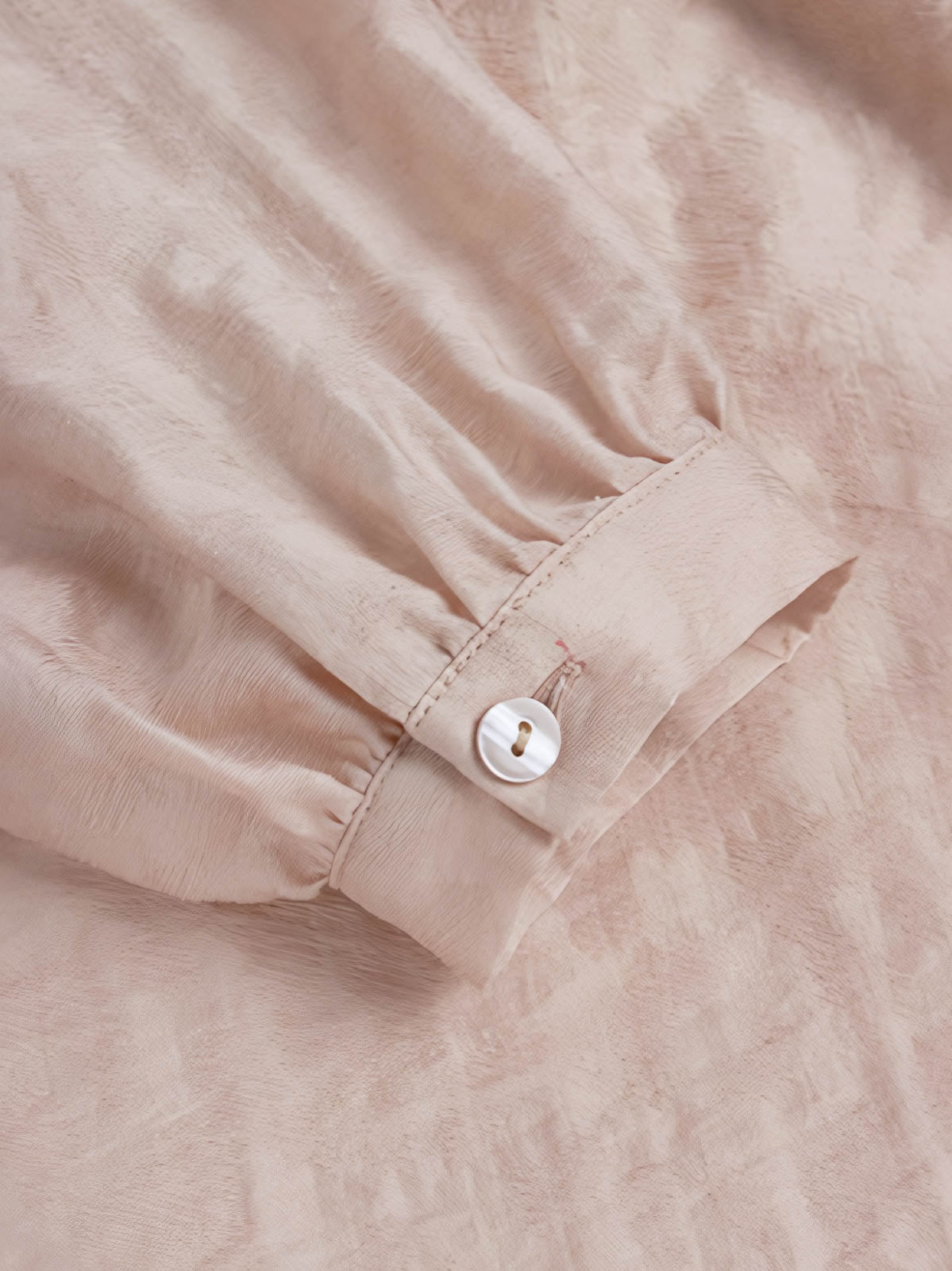 詳細画像: テンセルセットアップの詳細図。チャイナボタンとハイウエストショートパンツのデザインを表示。