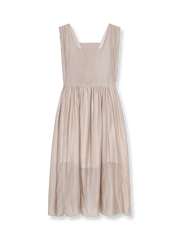 製品画像: 柔らかなヌードピンクのキャミソールドレスの全身展示図。