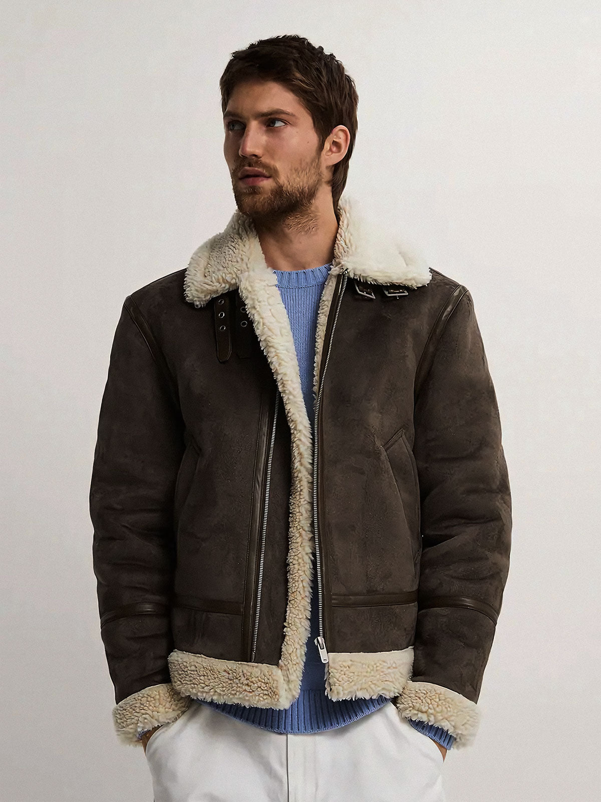 詳細画像
「オープンカラースエード調ジャケットの調節可能なベルトとシープボアの温かみあるディテール。レトロで防寒性の高いデザイン」
モデル画像
「モデルが着用したオープンカラースエード調フェイクレザージャケット。スタイリッシュで暖かさを兼ね備えた冬のコーディネートを披露」