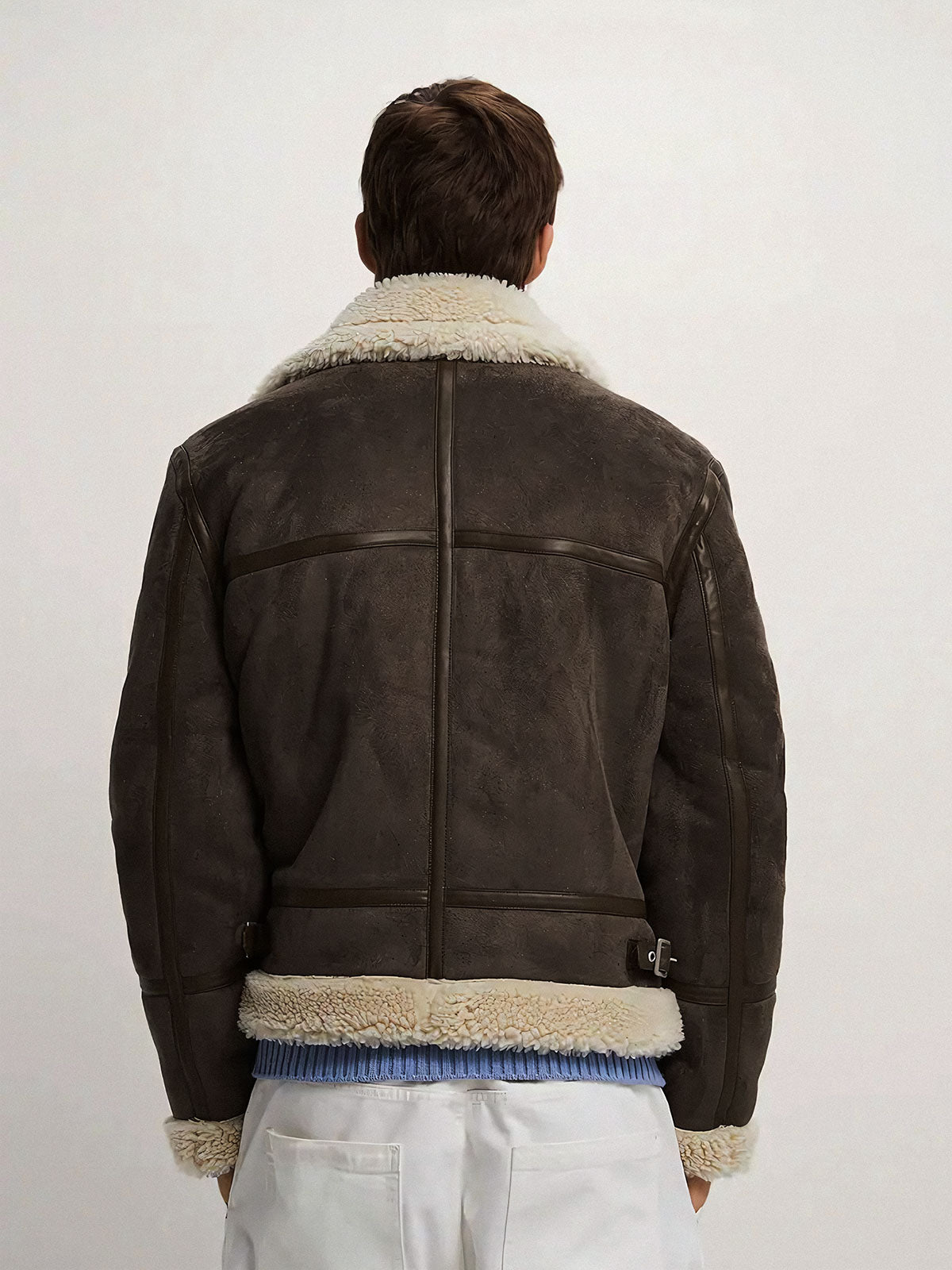 詳細画像
「オープンカラースエード調ジャケットの調節可能なベルトとシープボアの温かみあるディテール。レトロで防寒性の高いデザイン」
モデル画像
「モデルが着用したオープンカラースエード調フェイクレザージャケット。スタイリッシュで暖かさを兼ね備えた冬のコーディネートを披露」