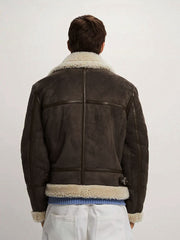 詳細画像
「オープンカラースエード調ジャケットの調節可能なベルトとシープボアの温かみあるディテール。レトロで防寒性の高いデザイン」
モデル画像
「モデルが着用したオープンカラースエード調フェイクレザージャケット。スタイリッシュで暖かさを兼ね備えた冬のコーディネートを披露」