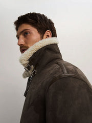 詳細画像
「オープンカラースエード調ジャケットの調節可能なベルトとシープボアの温かみあるディテール。レトロで防寒性の高いデザイン」
モデル画像
「モデルが着用したオープンカラースエード調フェイクレザージャケット。スタイリッシュで暖かさを兼ね備えた冬のコーディネートを披露」