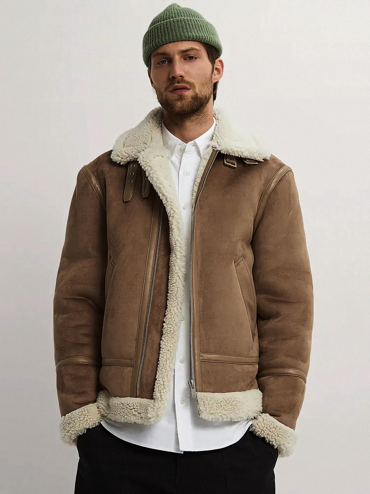 詳細画像
「オープンカラースエード調ジャケットの調節可能なベルトとシープボアの温かみあるディテール。レトロで防寒性の高いデザイン」
モデル画像
「モデルが着用したオープンカラースエード調フェイクレザージャケット。スタイリッシュで暖かさを兼ね備えた冬のコーディネートを披露」