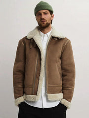 詳細画像
「オープンカラースエード調ジャケットの調節可能なベルトとシープボアの温かみあるディテール。レトロで防寒性の高いデザイン」
モデル画像
「モデルが着用したオープンカラースエード調フェイクレザージャケット。スタイリッシュで暖かさを兼ね備えた冬のコーディネートを披露」