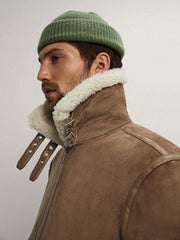 詳細画像
「オープンカラースエード調ジャケットの調節可能なベルトとシープボアの温かみあるディテール。レトロで防寒性の高いデザイン」
モデル画像
「モデルが着用したオープンカラースエード調フェイクレザージャケット。スタイリッシュで暖かさを兼ね備えた冬のコーディネートを披露」