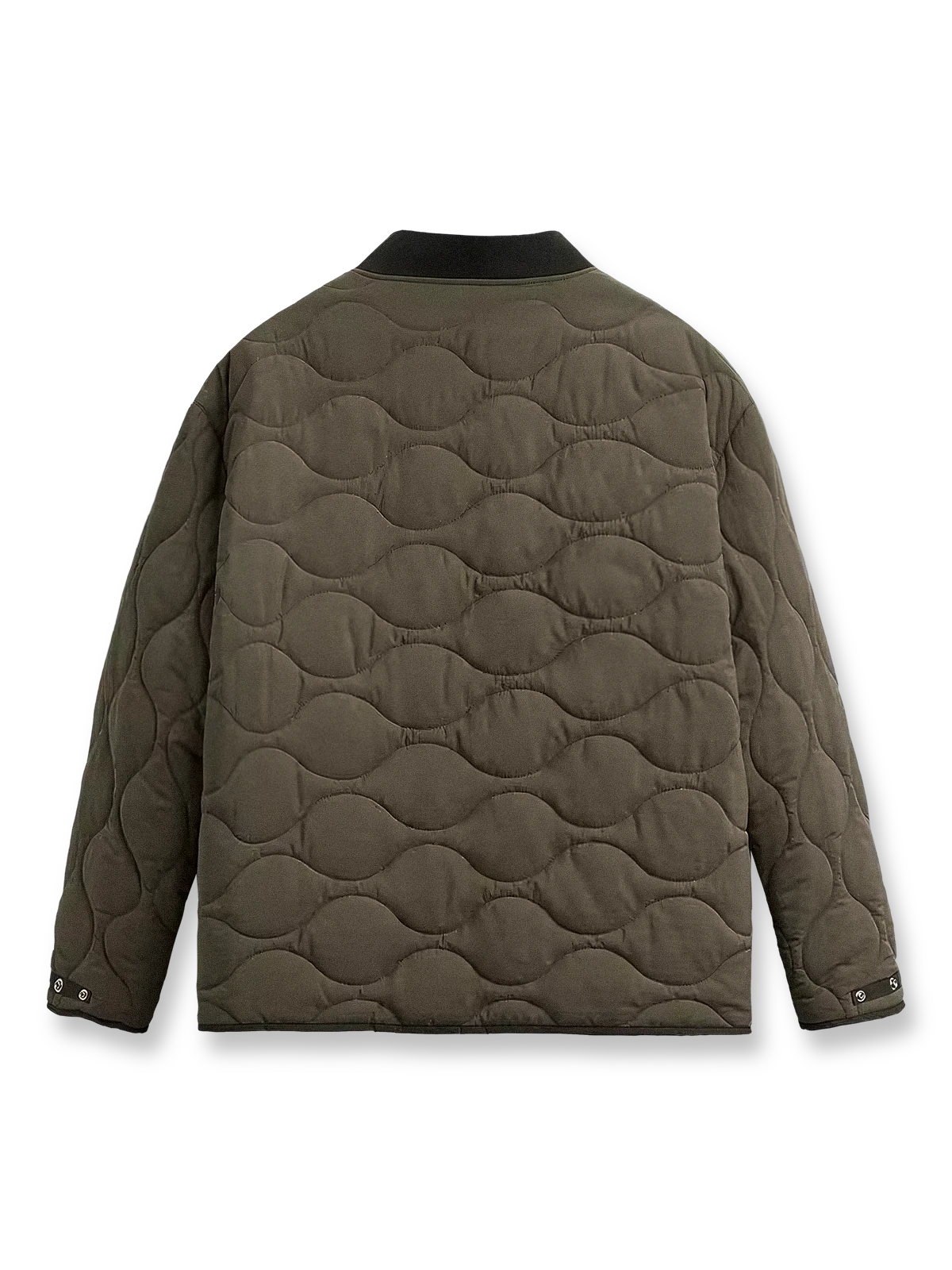 製品画像
「パッチワーク テックファブリック 中綿ジャケット全体像。軽量で保温性に優れたテック素材とレトロなリブ襟が特徴のルーズフィットジャケット」
詳細画像
「パッチワーク テックファブリック 中綿ジャケットのフラップポケットと高品質ファスナーのディテール。耐久性と実用性を融合したデザイン」