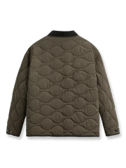 製品画像
「パッチワーク テックファブリック 中綿ジャケット全体像。軽量で保温性に優れたテック素材とレトロなリブ襟が特徴のルーズフィットジャケット」
詳細画像
「パッチワーク テックファブリック 中綿ジャケットのフラップポケットと高品質ファスナーのディテール。耐久性と実用性を融合したデザイン」