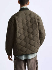 詳細画像
「パッチワーク テックファブリック 中綿ジャケットのフラップポケットと高品質ファスナーのディテール。耐久性と実用性を融合したデザイン」
モデル画像
「モデル着用のパッチワーク テックファブリック 中綿ジャケット。異素材のパッチワークとルーズフィットシルエットでレトロなワークスタイルを披露」