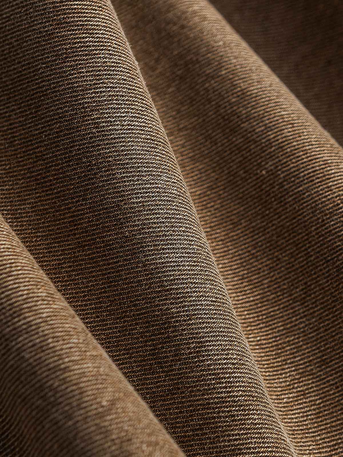 製品画像: クラシックなワークデザインのウォッシュド加工デニムパンツ、耐久性を強化した前膝部分の補強布とヴィンテージ感あふれるウォッシュド加工。ゆったりとしたストレートシルエットで、アメリカンカジュアルスタイルに最適。
詳細画像: デニムパンツの前膝部分に施された補強布と、ウォッシュド加工のディテール。柔らかくて長持ちする素材感と、ヴィンテージ感を引き立てる風合いが特徴。