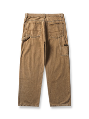 製品画像: クラシックなワークデザインのウォッシュド加工デニムパンツ、耐久性を強化した前膝部分の補強布とヴィンテージ感あふれるウォッシュド加工。ゆったりとしたストレートシルエットで、アメリカンカジュアルスタイルに最適。
詳細画像: デニムパンツの前膝部分に施された補強布と、ウォッシュド加工のディテール。柔らかくて長持ちする素材感と、ヴィンテージ感を引き立てる風合いが特徴。