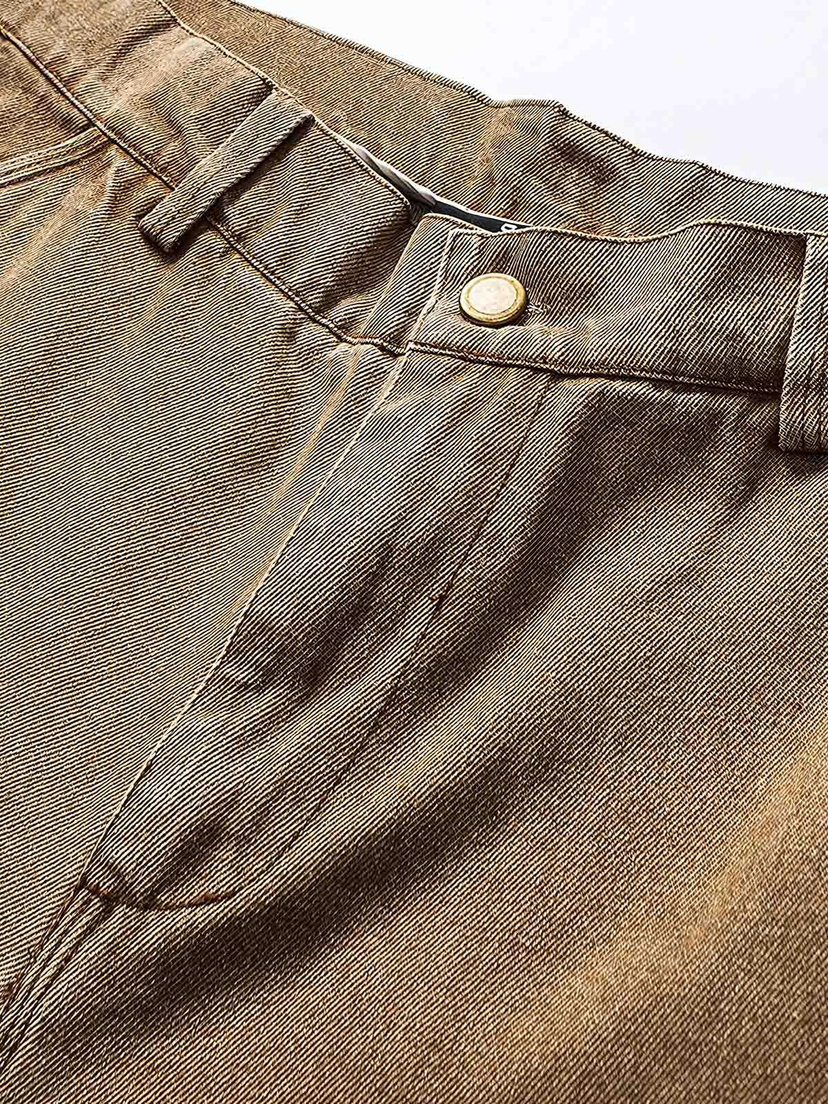 製品画像: クラシックなワークデザインのウォッシュド加工デニムパンツ、耐久性を強化した前膝部分の補強布とヴィンテージ感あふれるウォッシュド加工。ゆったりとしたストレートシルエットで、アメリカンカジュアルスタイルに最適。
詳細画像: デニムパンツの前膝部分に施された補強布と、ウォッシュド加工のディテール。柔らかくて長持ちする素材感と、ヴィンテージ感を引き立てる風合いが特徴。