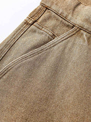 製品画像: クラシックなワークデザインのウォッシュド加工デニムパンツ、耐久性を強化した前膝部分の補強布とヴィンテージ感あふれるウォッシュド加工。ゆったりとしたストレートシルエットで、アメリカンカジュアルスタイルに最適。
詳細画像: デニムパンツの前膝部分に施された補強布と、ウォッシュド加工のディテール。柔らかくて長持ちする素材感と、ヴィンテージ感を引き立てる風合いが特徴。