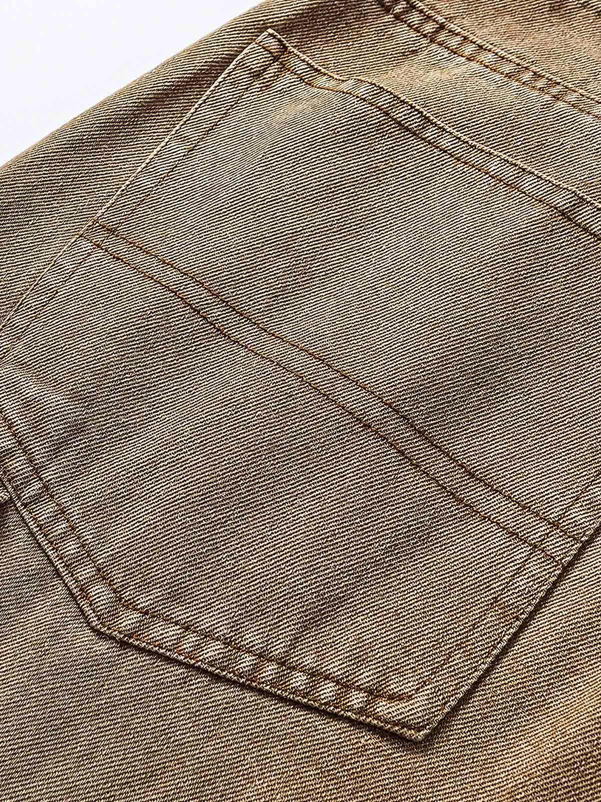 製品画像: クラシックなワークデザインのウォッシュド加工デニムパンツ、耐久性を強化した前膝部分の補強布とヴィンテージ感あふれるウォッシュド加工。ゆったりとしたストレートシルエットで、アメリカンカジュアルスタイルに最適。
詳細画像: デニムパンツの前膝部分に施された補強布と、ウォッシュド加工のディテール。柔らかくて長持ちする素材感と、ヴィンテージ感を引き立てる風合いが特徴。